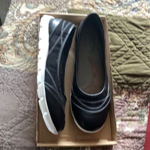 I love comfort slides with white sole.